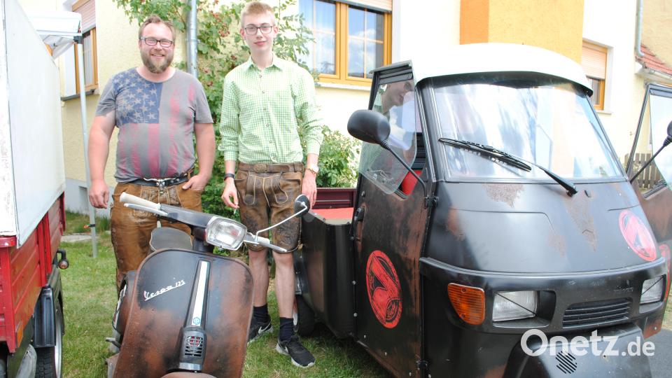 Der stolze Besitzer von zwei spezial lackierten "Rostlauben" gag
