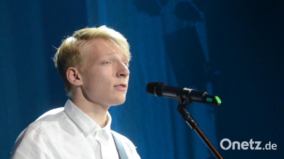 "Perfect for You" und sein Publikum natürlich: Maximilian Janner mit seiner Gitarre. Bild: Kunz Kunz