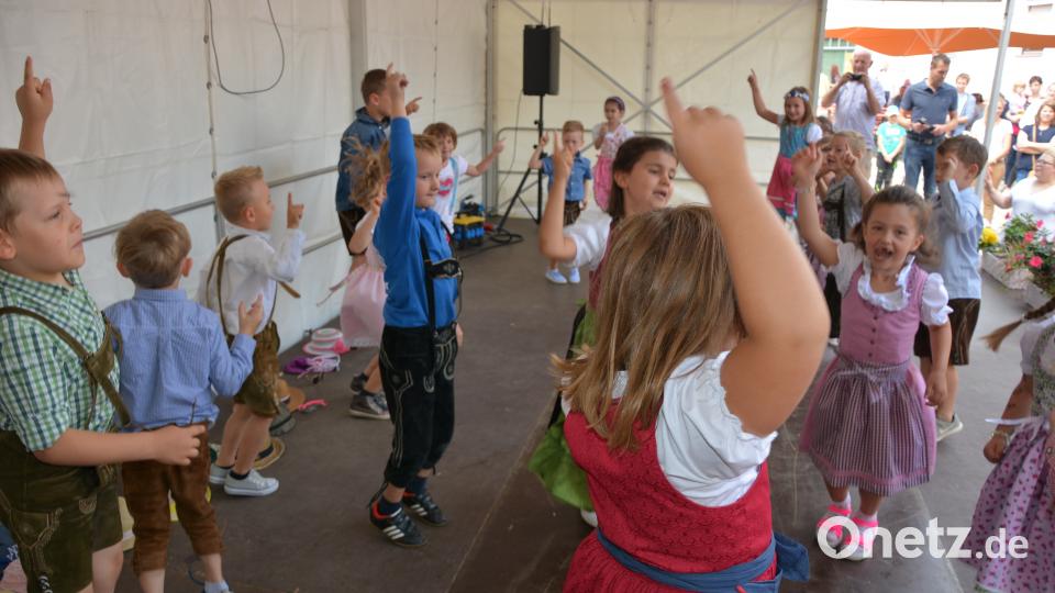Bayerische Tänze zeigten die Mädchen und Buben des örtlichen Kinderhauses. jr