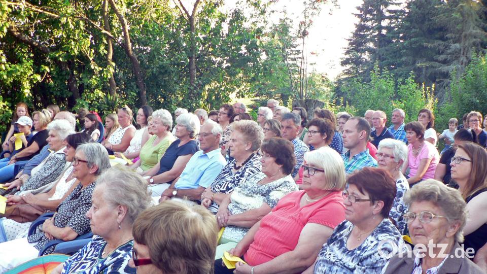 Ein lauschiger Sommerabend lockte viele Zuhörer auf die Blechmühle. lep