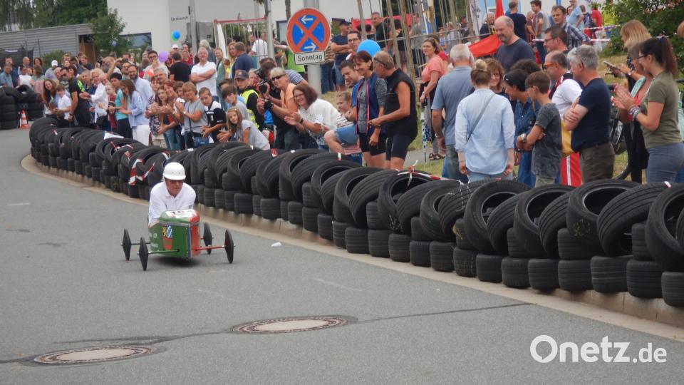 Altmeister Karl Seiler mit seiner Original-Kiste aus den 60er Jahren. Er bleibt deutlich unter 30 Sekunden. 2. Seifenkistenrennen des Stadtjugendrings Weiden am Sonntag, 22.Juli 2018 Michael Ascherl