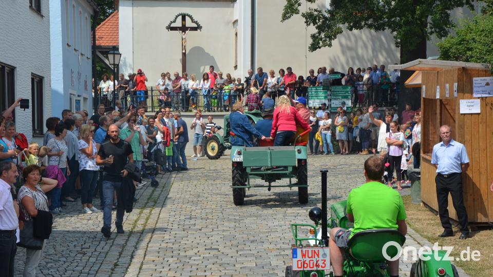 Hunderte Zuschauer verfolgten den Start der Bulldog-Ausfahrt. jr