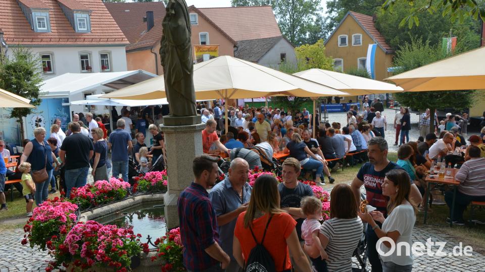 Reges Treiben am Therese-Neumann-Platz. jr
