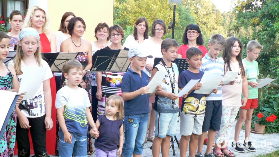 Auch die Kinder der Sängerinnen durfte zusammen ein Lied mitsingen. lep