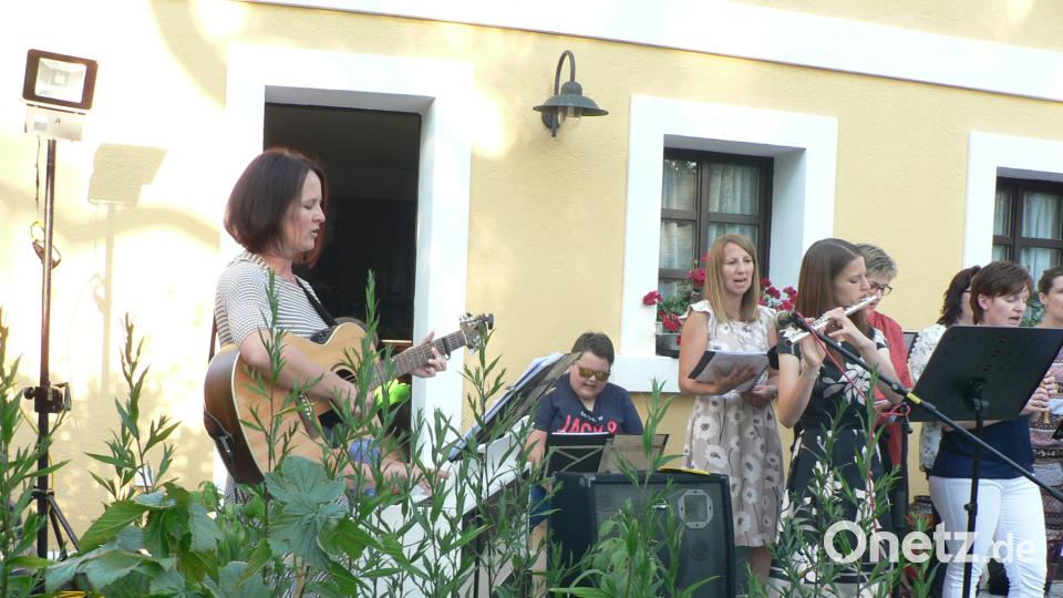 Mit dem Lied "Komm herein" begann das Benefizkonzert. lep