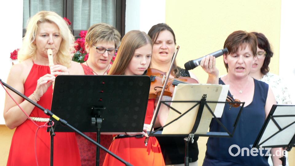 Aus den eigenen Reihen die Solisten. Alexandra Götz (Flöte) mit ihrer Tochter Valentina (Geige). lep