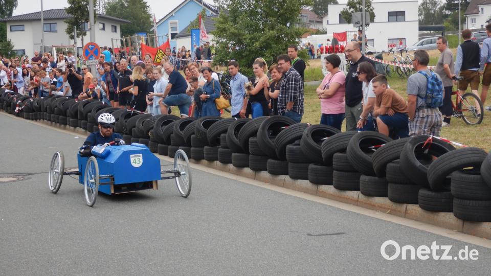 Wolfgang Würth lenkt das Oberpfalzmedien-Vehikel. 2. Seifenkistenrennen des Stadtjugendrings Weiden am Sonntag, 22.Juli 2018 Michael Ascherl