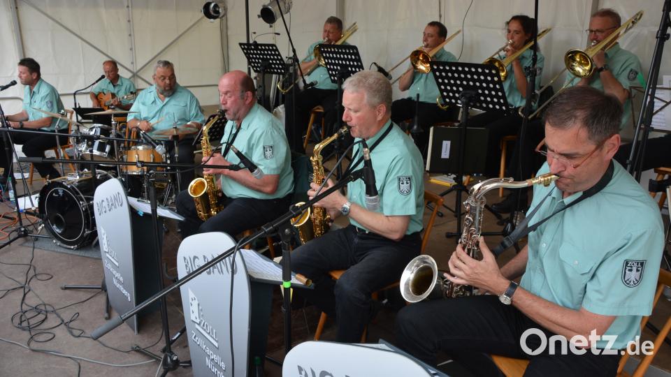 Die Big Band der Zollkapelle Nürnberg musizierte am Abend auf dem Pfarrer-Naber-Platz. jr