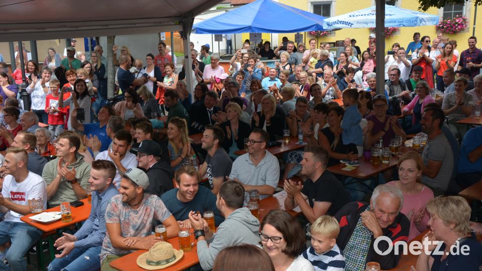 &quot;Volles Haus&quot; vor der Bühne am Pfarrer-Naber-Platz. jr