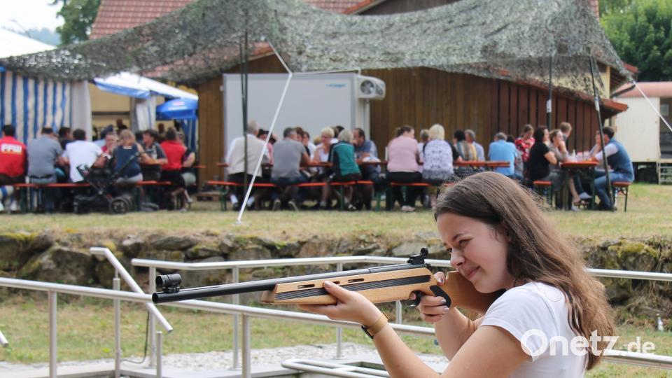 Zum Kinderprogramm gehörte das Lichtgewehrschießen. dl
