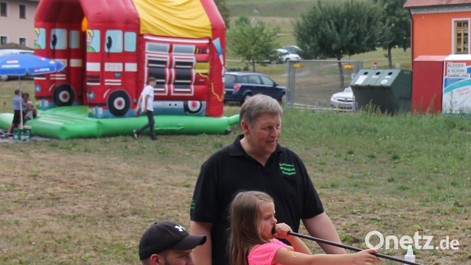 Auf Scheiben zielten die Kinder beim Blasrohrschießen. dl