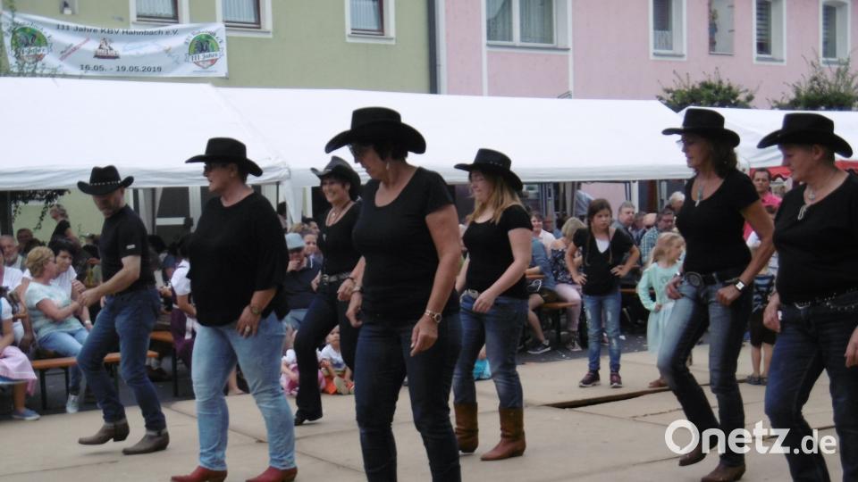 Die Hahnbacher Line Dancer leitet Gabi Ertl (Dritte von links). mma