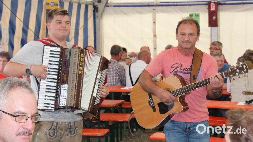 Das Duo Merlin kommt aus Wernberg-Köblitz und besteht aus Vater und Sohn und legte mit einer Polka los. dl