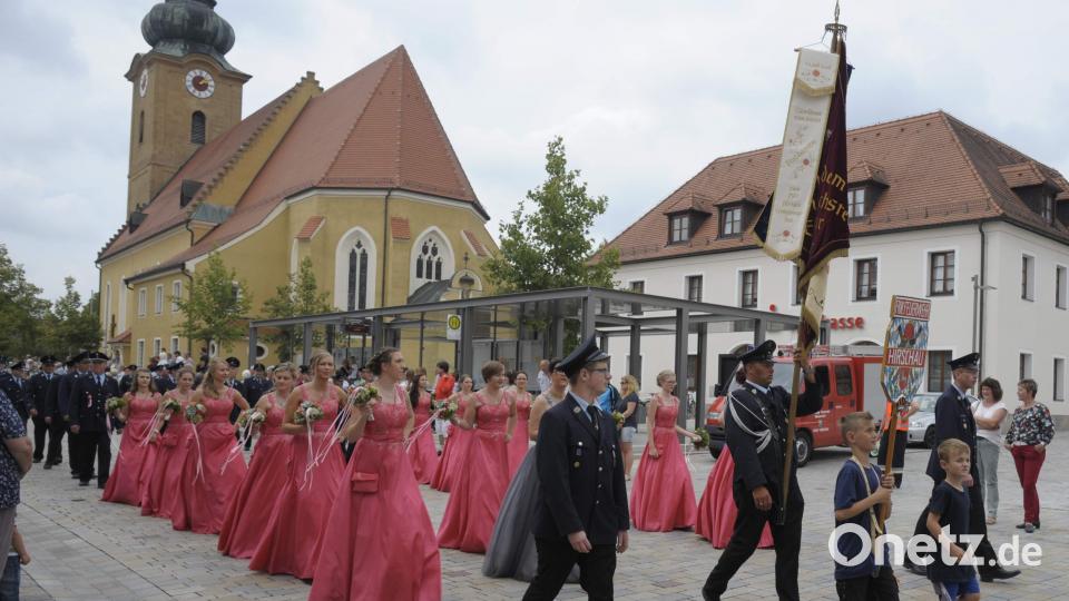 Im Heer der dunkelblauen Uniformen markieren die Festdamen – hier die Hirschauer – mit ihren Festgewändern leuchtende Farbtupfen. Werner Schulz