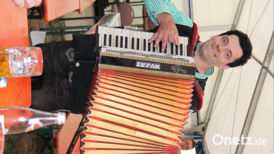 Hans Meckl aus Moosbach legt mit „Auf der Autobahn“ und einem Landler los. dl