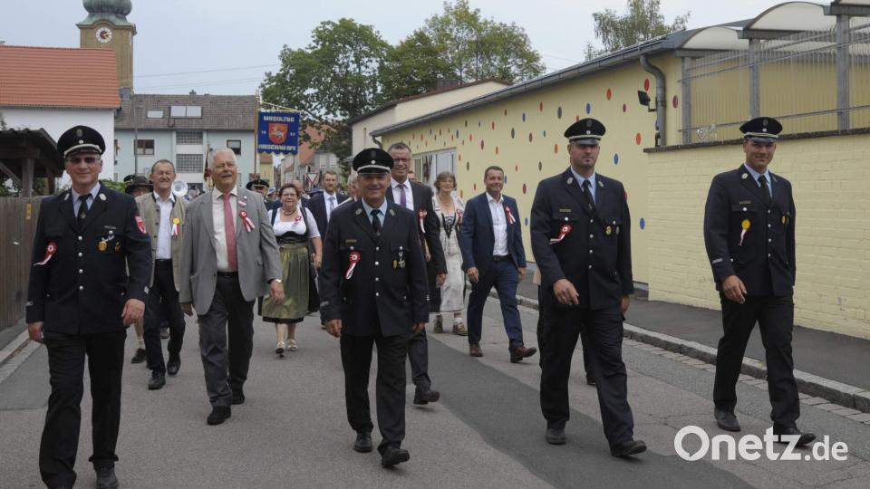 Gut lachen haben die Führungskräfte der Jubiläumswehr angesichts des rundum gelungenen Festes: (vorne von links) die Vorsitzenden Thomas Maier und Vorstand Michael Schuminetz sowie Kommandanten Sebastian Jasinsky und Claus Meyer; dahinter die Ehrengäste (von links) Bezirksrat Richard Gaßner, Landtagsabgeordneter Reinhold Strobl, Stadträtin Bärbel Birner, Bürgermeister Hermann Falk, Stadträtin Johanna Erras-Dorfner und stellvertretender Bürgermeister Uwe Bergmann (Schnaittenbach). Werner Schulz