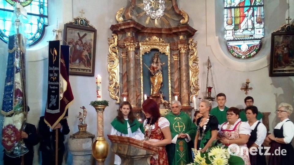 Pfarrer Eugen Wismeth gestaltete mit Mitgliedern den Festgottesdienst in der Pfarrkirche. dl