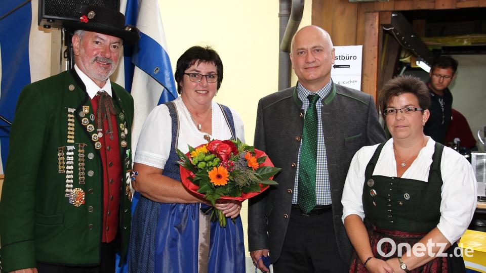 Schützenmeister Ludwig Dirscherl und Stellvertreterin Nicole Schmidt bedankten sich beim Ehepaar Schauer (Mitte) für die Übernahme der Schirmherrschaft. dl