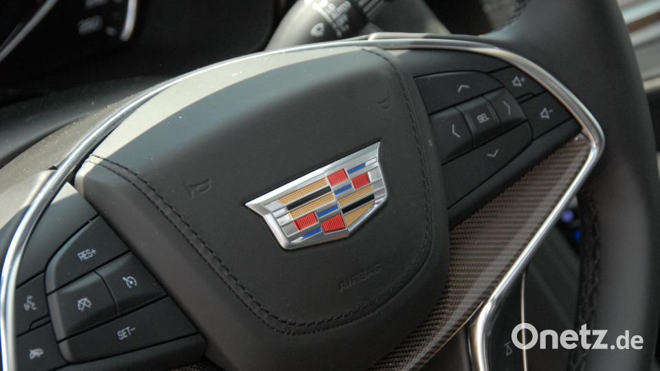 Das Logo des Cadillac XT 5 erinnert an den Gründer der Stadt Detroit, Antoine Laumet de La Mothe, Sieur de Cadillac. Der Ort Cadillac liegt in Süd-Ost-Frankreich an der Gironde. Michael Ascherl