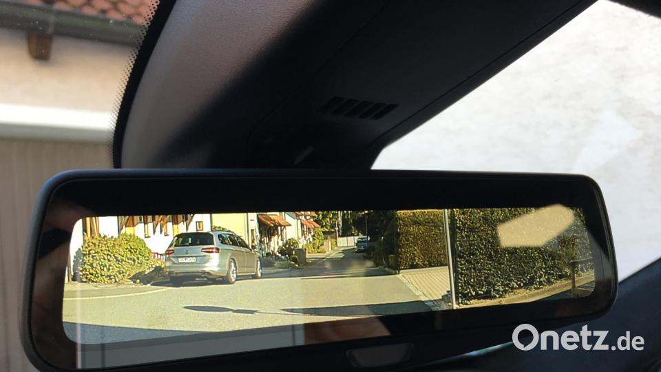 Der Innenspiegel des Cadillac XT 5 zeigt auf Knopfdruck ein Kamerabild des rückwärtigen Verkehrs. Michael Ascherl