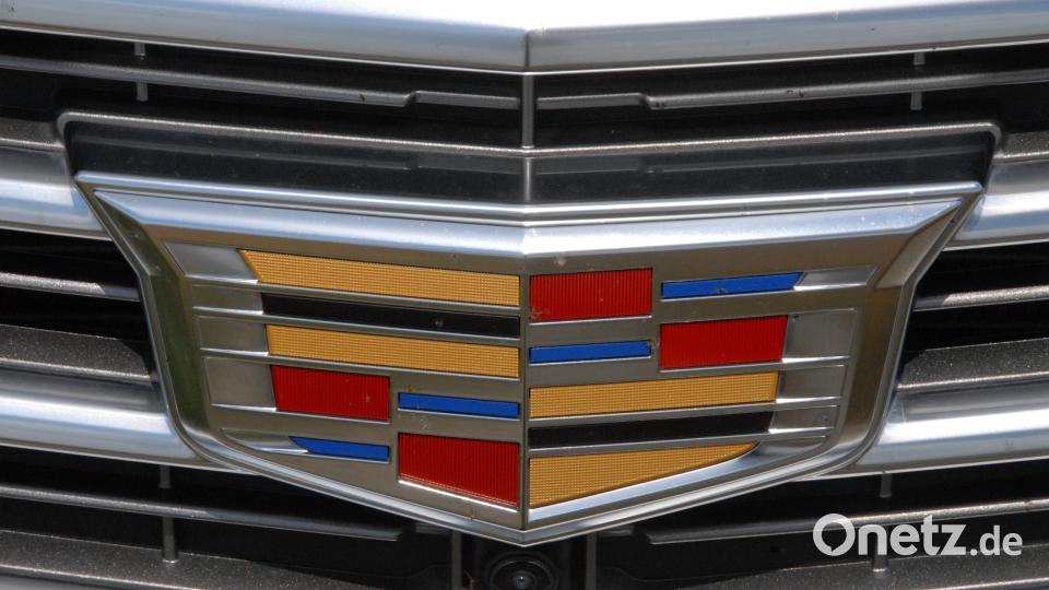 Das Logo des Cadillac XT 5 erinnert an den Gründer der Stadt Detroit, Antoine Laumet de La Mothe, Sieur de Cadillac. Der Ort Cadillac liegt in Süd-Ost-Frankreich an der Gironde. Michael Ascherl