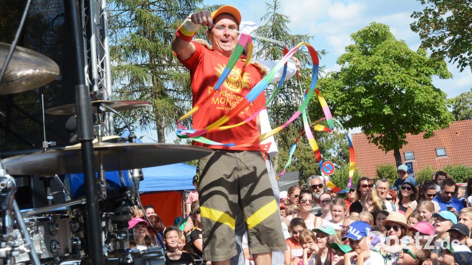„Donikkl“ ist nicht nur Musiker, sondern auch Pädagoge und Vater zweier Kinder. In Neustadt legt er zum 800-jährigen Jubiläum mit seiner Band ein buntes Kinderprogramm aufs Parkett. gsb