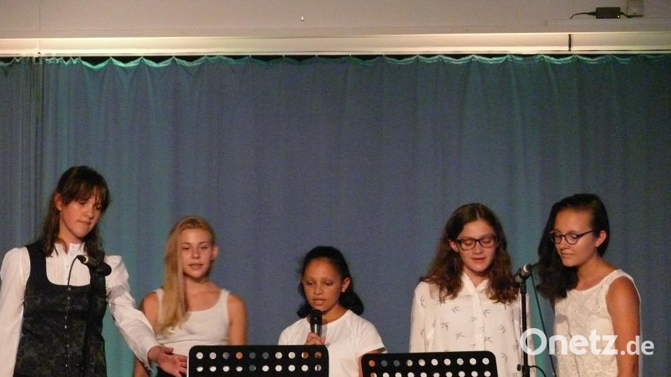 Einer der musikalischen Höhepunkte war das &quot;Chart MashUp&quot; der Siebtklässlerinnen Malia Davis, Anne Dünzl, Svenja Kirchberger, Julia Neubert und Katharina Uhl. abu