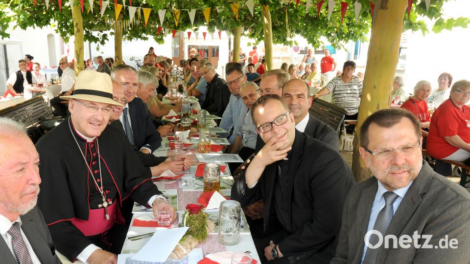 Im Innenhof des Marienheims feierte Voderholzer (zweiter von links) mit allen Gästen sowie Wolfgang Schmalzbauer (links) und Günther Koller, Geschäftsführer der Caritas Amberg (rechts). Stephan Huber