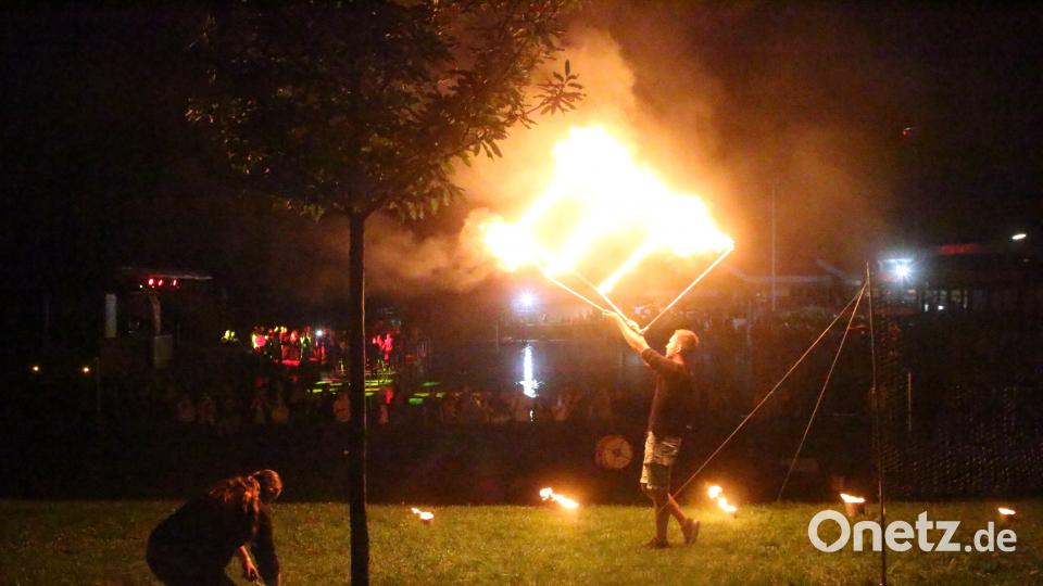 Eine eindrucksvolle Feuershow erhellt den Nachthimmel. sne