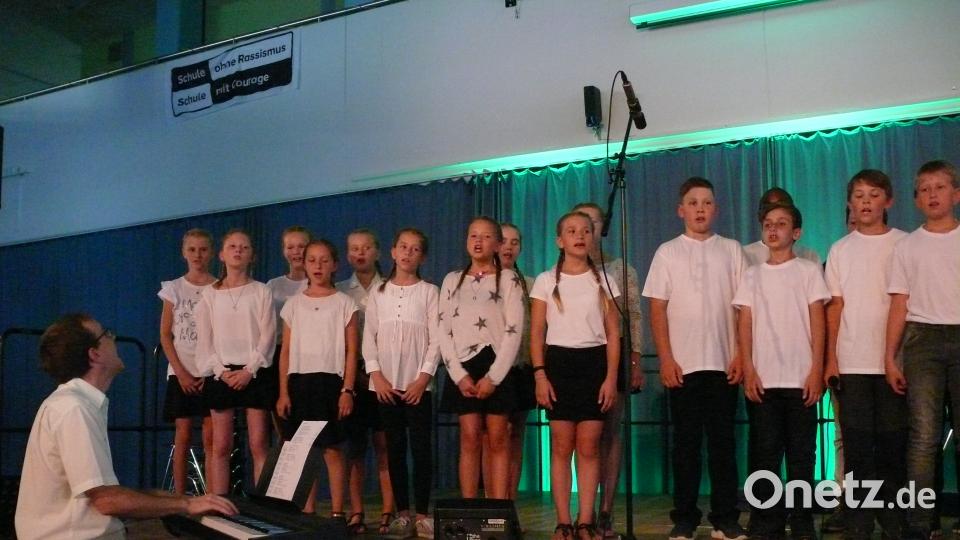 Die Chorklasse 5 präsentierte eine musikalische Vielfalt mit &quot;Im Wagen vor mir&quot;, &quot;Dieser Weg&quot; und &quot;Let it be&quot;. abu