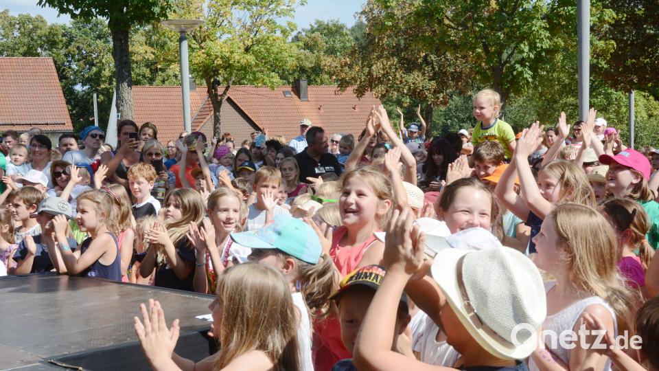 Klatschen, hüpfen, trampeln – die Kinder machen ausgelassen mit. gsb