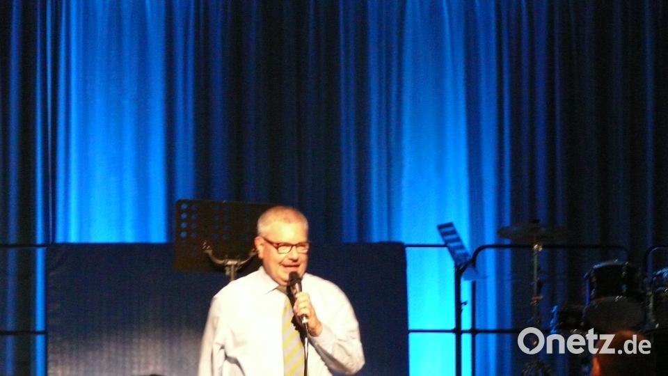 Schulleiter Dr. Knut Thielsen bedankte sich bei allen Mitwirkenden für ein tolles Sommerkonzert. abu