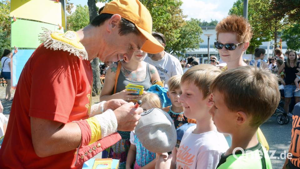 Sichtlich stolz macht „Donikkl“ die Kinder, die sich vor dem Konzert von ihm noch schnell ein Autogramm holen. gsb