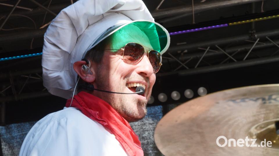 Koch Erik unterstütze &quot;Donikkl&quot; beim Singen und half bei der Animation der kleinen Musikfans. gsb