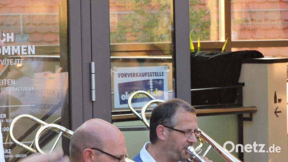 Die Jugendbladkapelle begeisterte mit einer Serenade im Herzen Parksteins ihr Publikum. myd