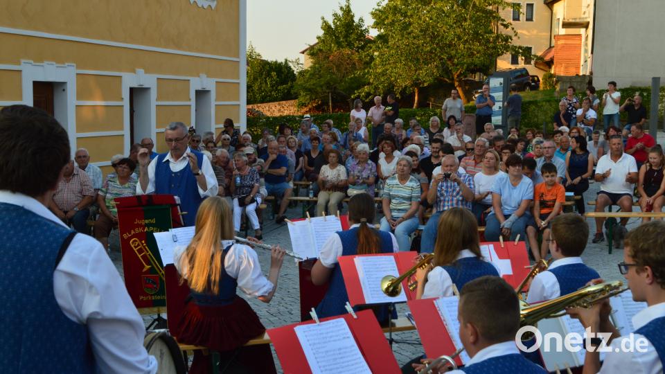 Die Jugendbladkapelle begeisterte mit einer Serenade im Herzen Parksteins ihr Publikum. myd