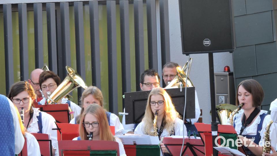 Die Jugendbladkapelle begeisterte mit einer Serenade im Herzen Parksteins ihr Publikum. myd