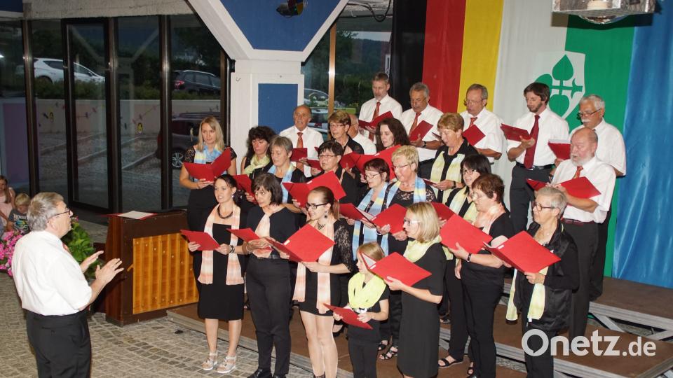 Der Kirchenchor St. Wenzeslaus auf der Bühne der Aula. mmj