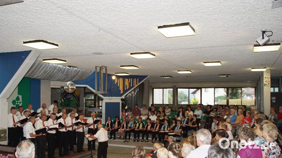Der Männerchor des Gesang- und Orchestervereins auf der Bühne. Die Schulaula präsentierte sich wieder als idealer Veranstaltungsort für dieses Konzert. mmj