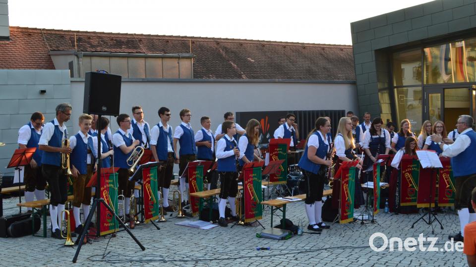Die Jugendbladkapelle begeisterte mit einer Serenade im Herzen Parksteins ihr Publikum. myd