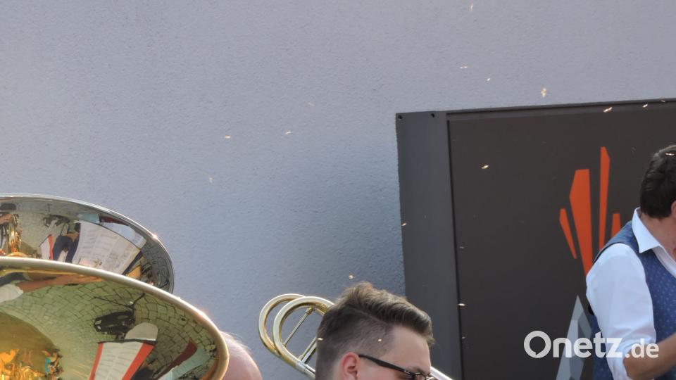 Die Jugendbladkapelle begeisterte mit einer Serenade im Herzen Parksteins ihr Publikum. myd