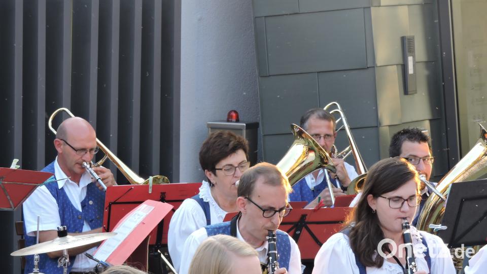 Die Jugendbladkapelle begeisterte mit einer Serenade im Herzen Parksteins ihr Publikum. myd