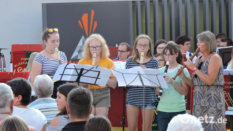 Die Jugendbladkapelle begeisterte mit einer Serenade im Herzen Parksteins ihr Publikum. myd