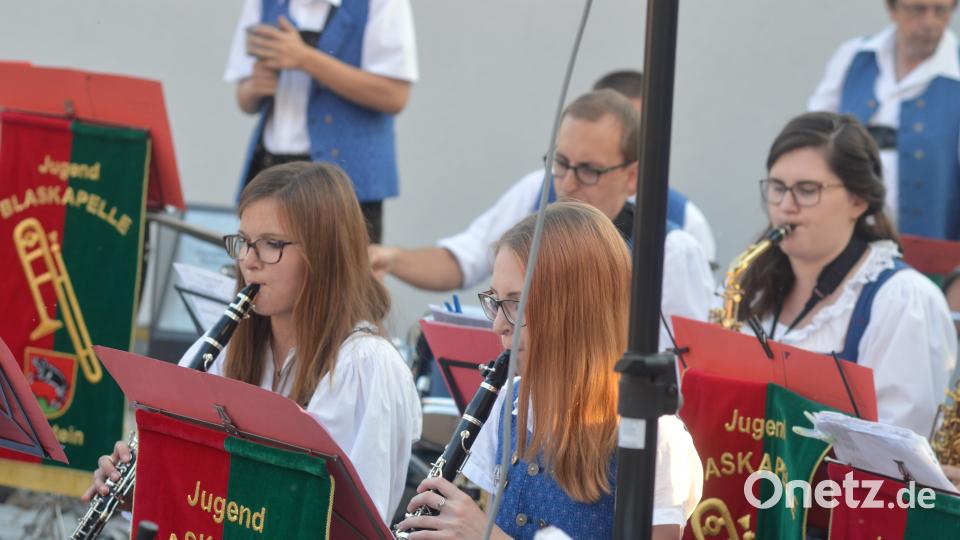 Die Jugendbladkapelle begeisterte mit einer Serenade im Herzen Parksteins ihr Publikum. myd
