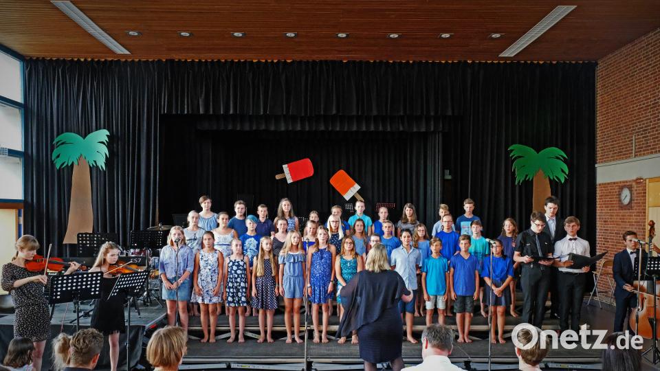 Der Chor der 6. Klassen mit der "Perfekten Welle" twi