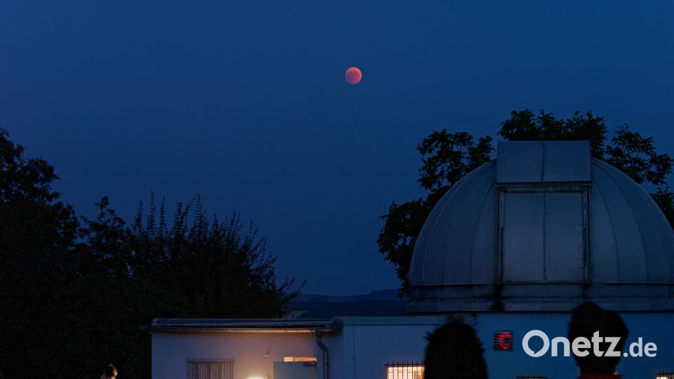 Etwa 150 Besucher kommen am Freitagabend zur Gerhard-Franz-Volkssternwarte nach Tirschenreuth, um die längste Totale Mondfinsternis des Jahrhunderts mitzuerleben. tr