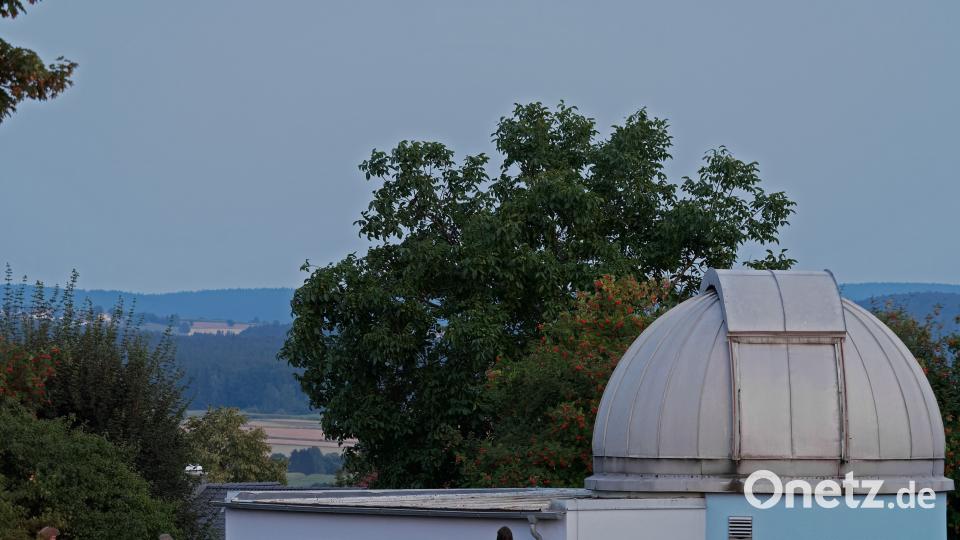 Etwa 150 Besucher kommen am Freitagabend zur Gerhard-Franz-Volkssternwarte nach Tirschenreuth, um die längste Totale Mondfinsternis des Jahrhunderts mitzuerleben. tr