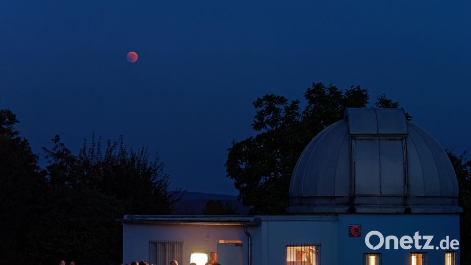 Etwa 150 Besucher kommen am Freitagabend zur Gerhard-Franz-Volkssternwarte nach Tirschenreuth, um die längste Totale Mondfinsternis des Jahrhunderts mitzuerleben. tr