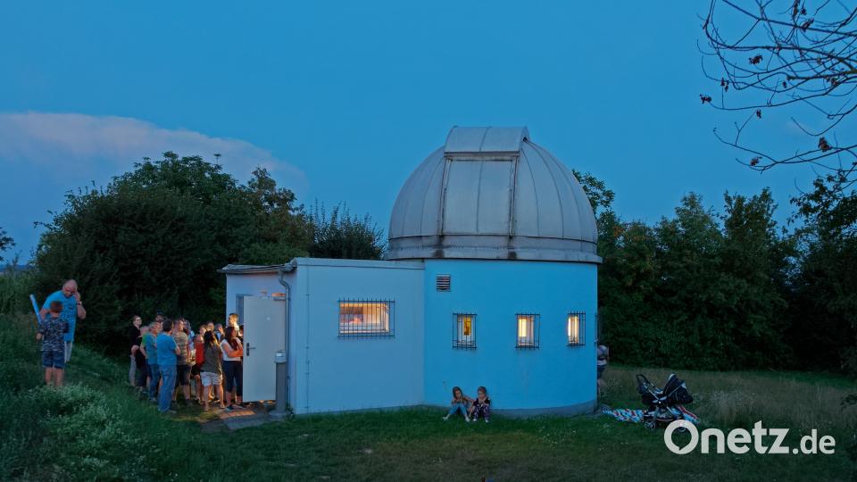 Etwa 150 Besucher kommen am Freitagabend zur Gerhard-Franz-Volkssternwarte nach Tirschenreuth, um die längste Totale Mondfinsternis des Jahrhunderts mitzuerleben. tr