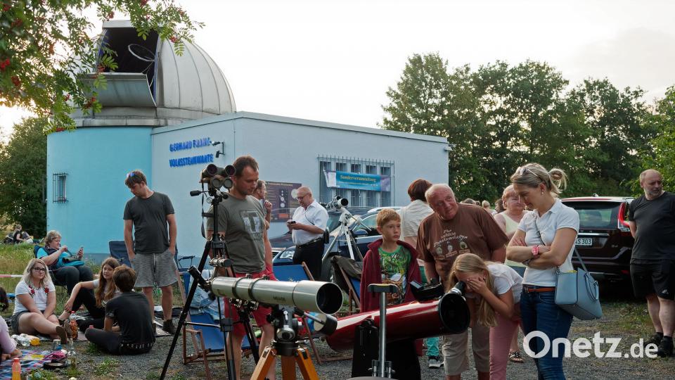 Etwa 150 Besucher kommen am Freitagabend zur Gerhard-Franz-Volkssternwarte nach Tirschenreuth, um die längste Totale Mondfinsternis des Jahrhunderts mitzuerleben. tr